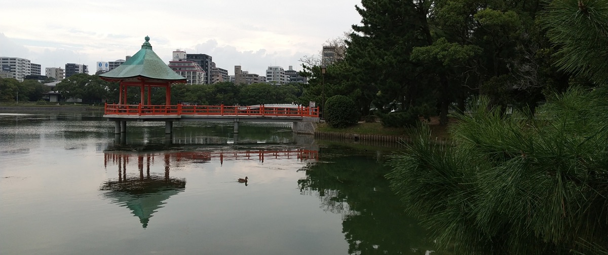 大濠公園の浮見堂と大濠池