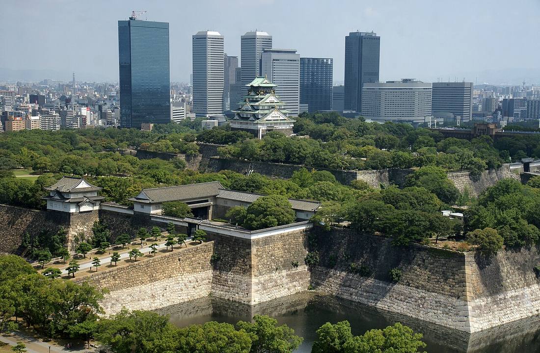大阪城天守閣と桜