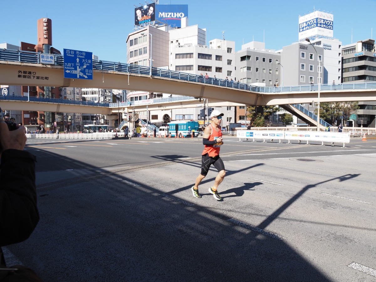 東京マラソン2024 飯田橋を走る市民ランナーたち