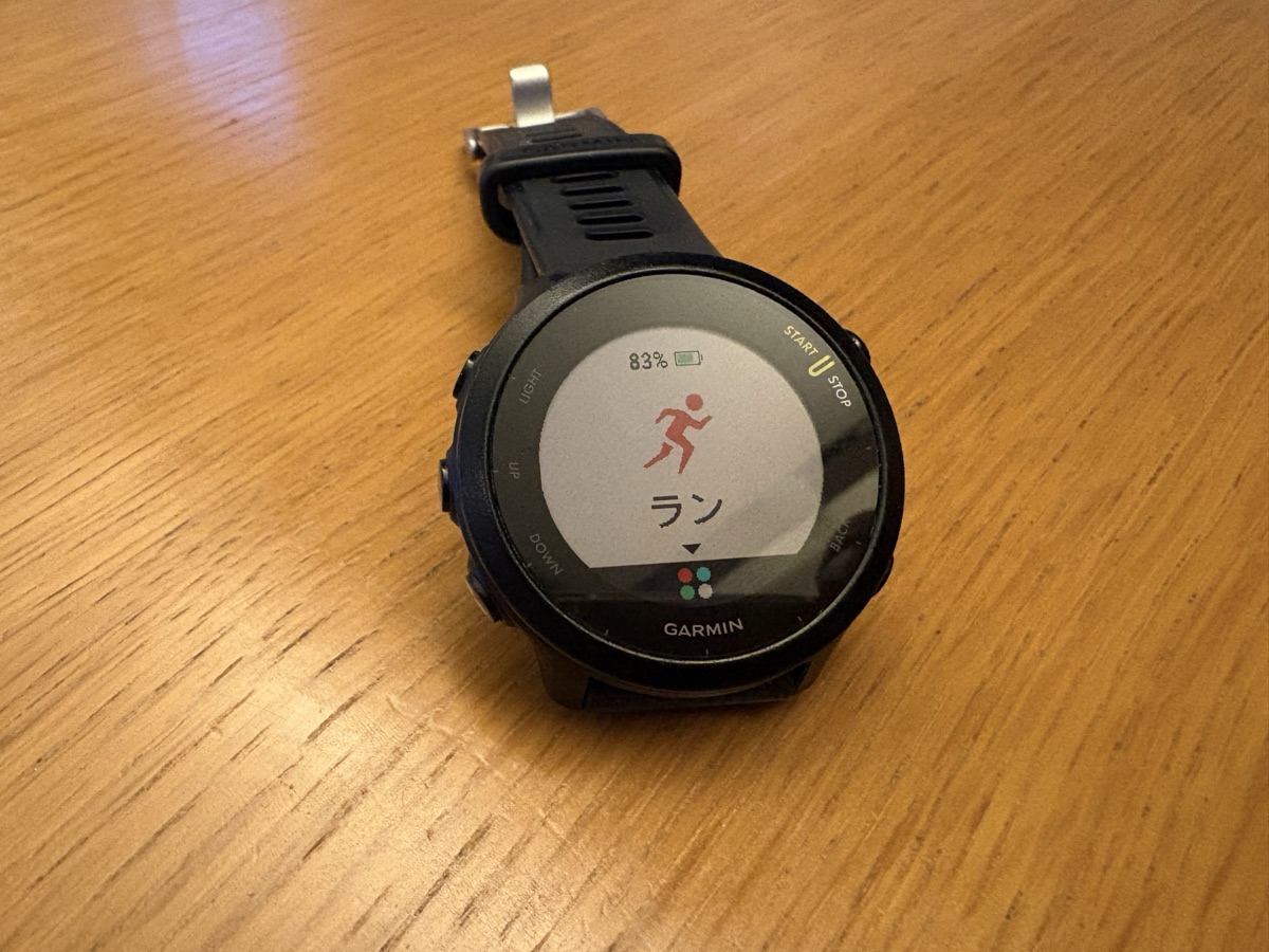 はっしー愛用の Garmin ForeAthlete 55 (FA55) 木のテーブルに置いた状態