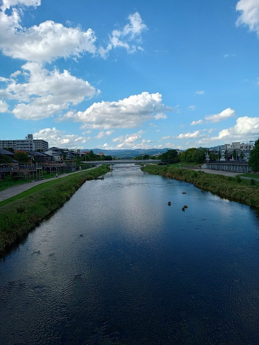 夏の鴨川河川敷・夕暮れの市内風景