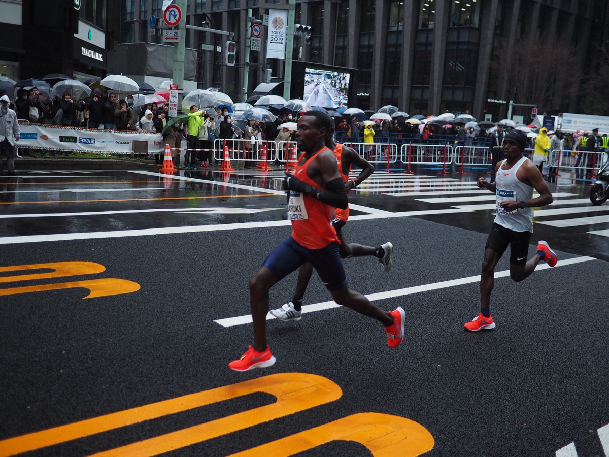 マラソン大会を走るランナー