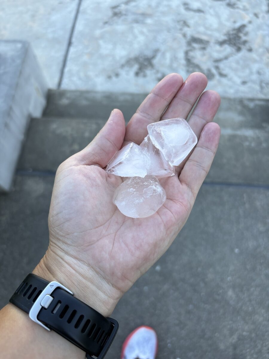 夏のランニング前、手のひらに氷を2〜3個握って体を冷やしている様子。