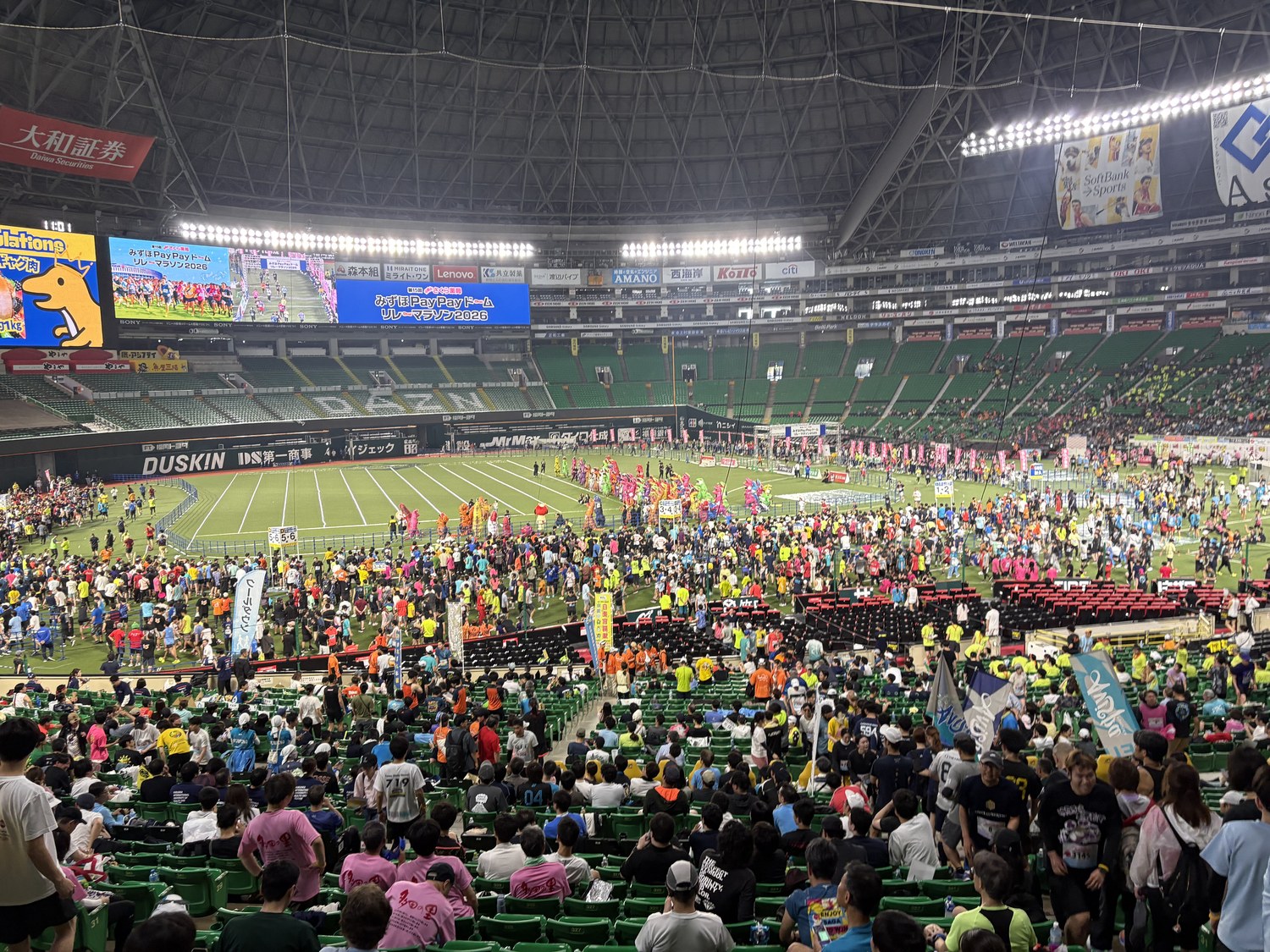 PayPayドーム内で開催されたリレーマラソンの会場全景。スタンドの観客とピッチ上の参加者。