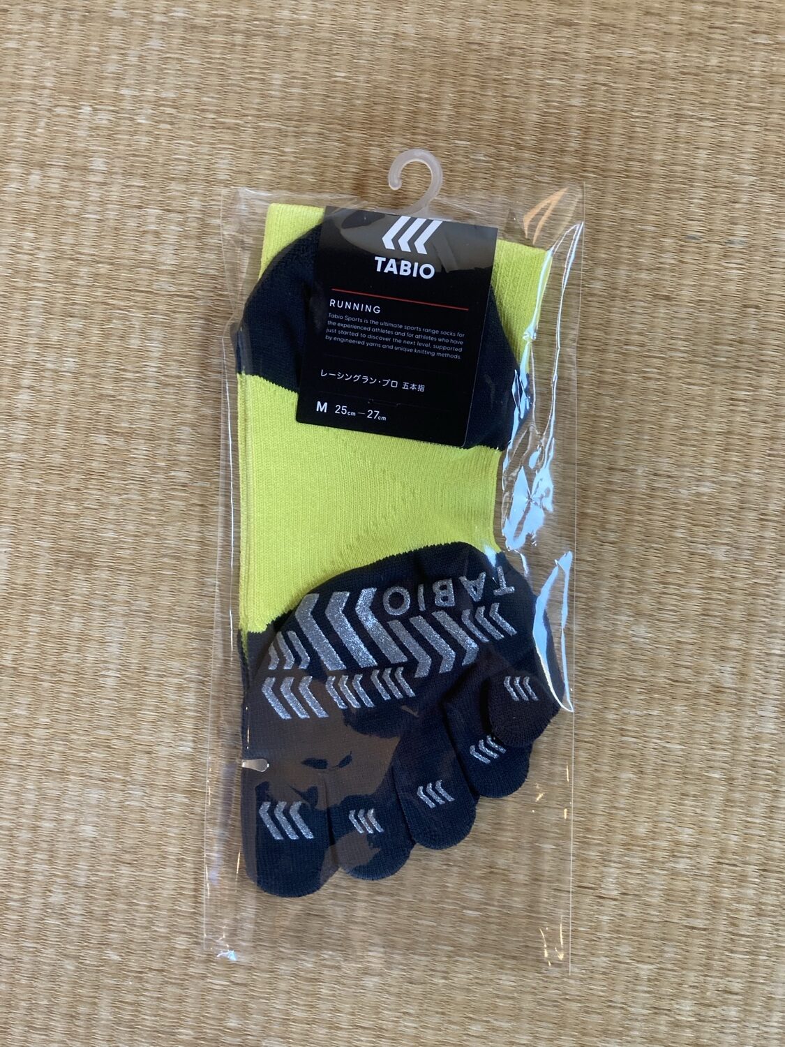 TABIO SPORTS レーシングラン・プロ五本指のパッケージ写真。蛍光イエローと黒の配色、Mサイズ 25-27cm。