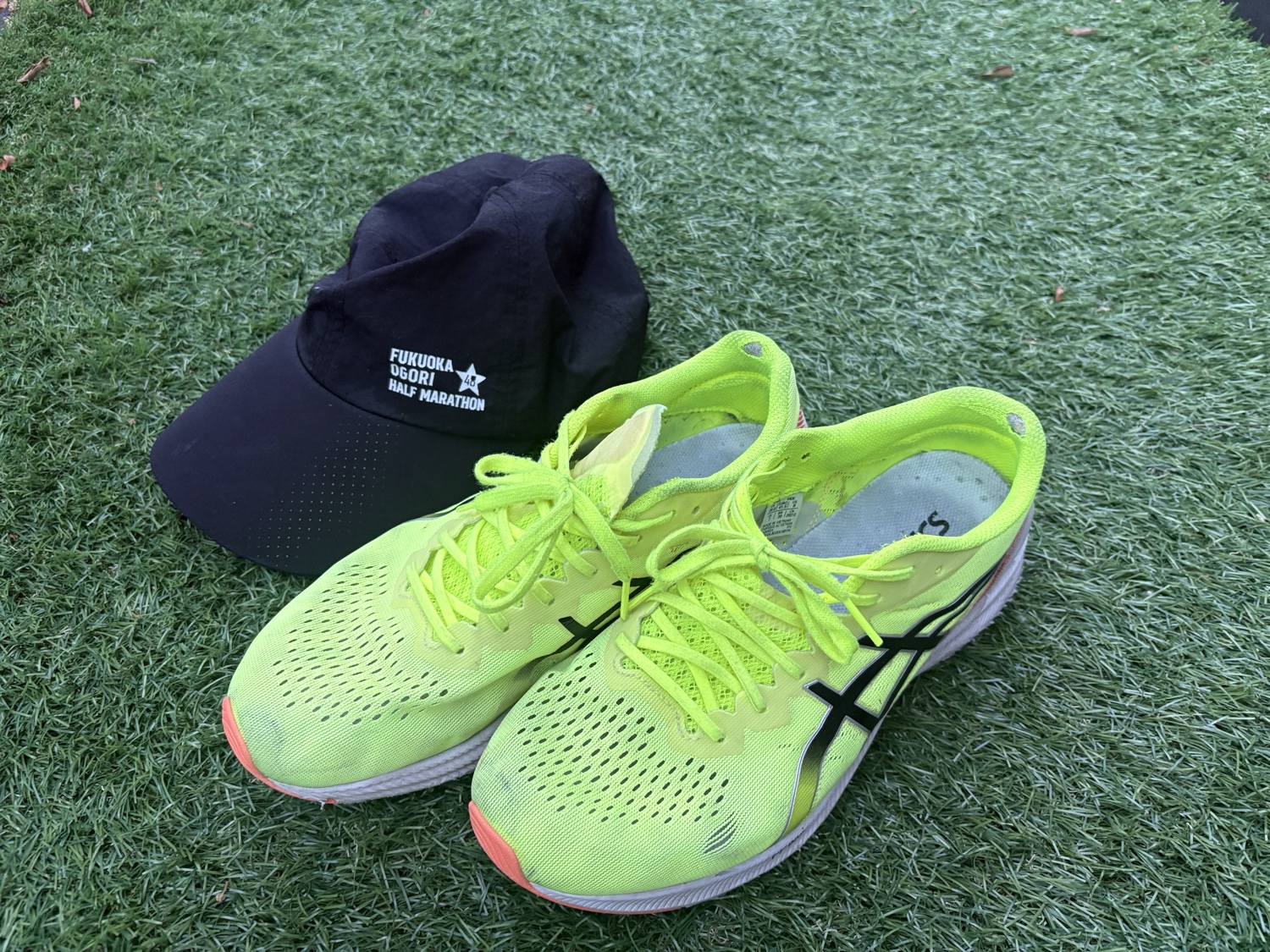 ASICS ターサーRP3(蛍光イエロー/ブラック)と福岡小郡ハーフマラソンのキャップ