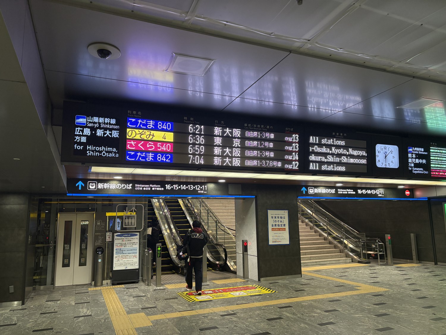 早朝の博多駅新幹線ホーム